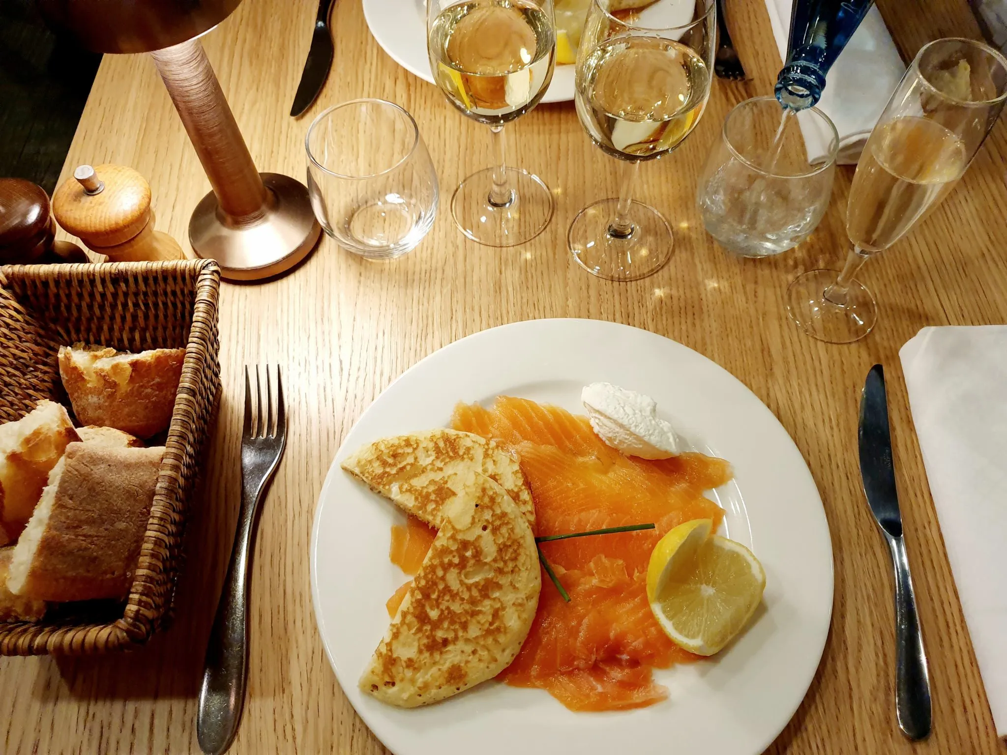Close-up of a perfectly plated salmon starter, a key dish on the et restaurant menu