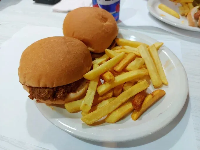 Pulled Pork with Fries, showcasing one of the hearty basket options on the 810 Munchies restaurant menu