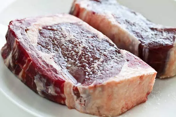 Timeline progression images: steak surface after 15 minutes of salting
