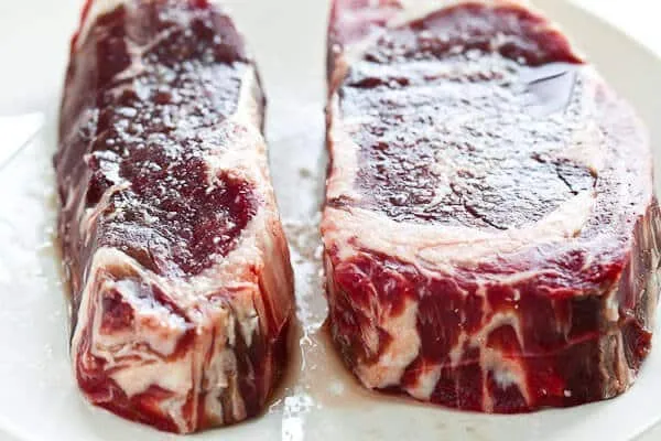 Timeline progression images: steak surface after 30 minutes of salting