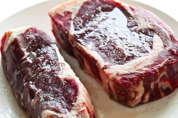 Timeline progression images: steak surface after 1 hour of salting