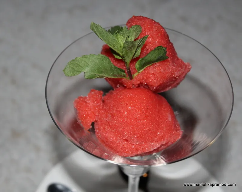 Fresh strawberry, mint and lime sorbet, a dessert option for a farm to fork menu
