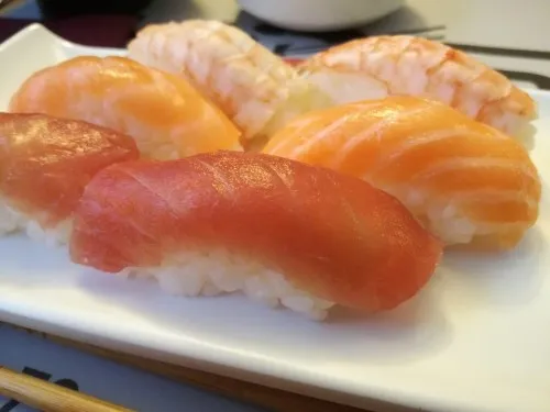 Close-up of fresh Nigiri and Sashimi pieces: Tuna, Salmon, Eel, and Shrimp