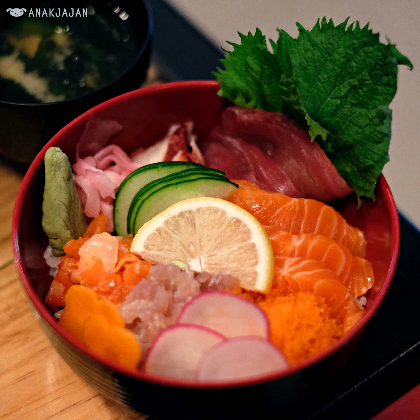 A large, generously topped Chirasi Don rice bowl featuring various fresh seafood slices